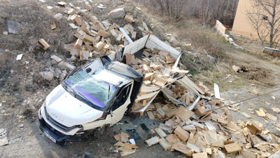 Bal Yüklü Kamyon Devrildi: 1 Yaralı