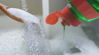 Bulaşık Deterjanına Bir Kaşık Ekleyin: Hem Tasarruf Sağlıyor Hem de Yağ ve Mat Lekeleri Silip Götürüyor!