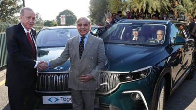 Cumhurbaşkanı'ndan Pakistan Başbakanı'na Togg Hediyesi: İşte İki Liderin Test Sürüşü Yaptığı Anlar...
