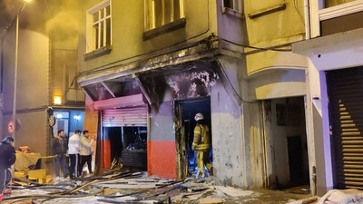 Beyoğlu'nda 3 Katlı Binada Yangın