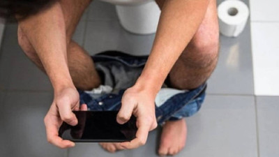 Tuvalette Telefona Bakanlar Yandı: Uzmanlar 10 Dakika İçinde Vücudumuzda Olanları Açıkladı