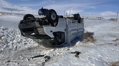 Bitlis'te Buzlanan Yol Kazaya Neden Oldu, Kamyonet Şarampole Uçtu