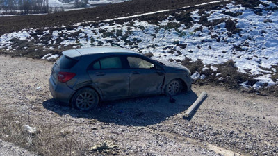 Çorum’da Korkutan Kaza: Virajı Alamayan Otomobil Tarlaya Uçtu