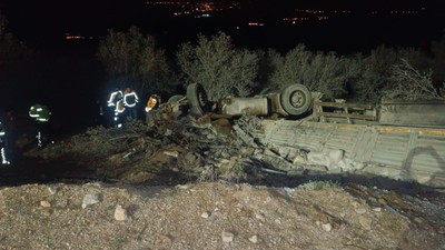 Tır Şarampole Yuvarlandı: 2 Ölü