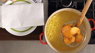 Yemekten Çıkan Fazla Yağ Nasıl Alınır? Meğer Bu Kadar Basitmiş