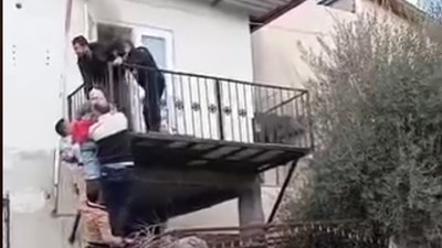 Yangında Mahsur Kalan Yaşlı Kadını Vatandaşlar Kurtardı