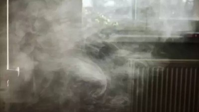 Oda Parfümlerine Para Vermeye Gerek Yok: Eve Sinmiş Sigara Kokusunu Anında Yok Ediyor