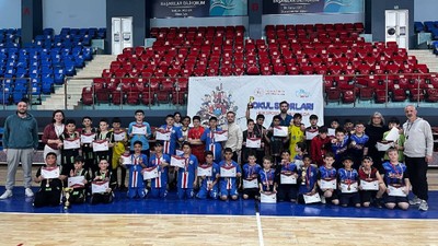 Düzce’de Küçük Erkekler Hentbol Müsabakasında Şampiyon Belli Oldu