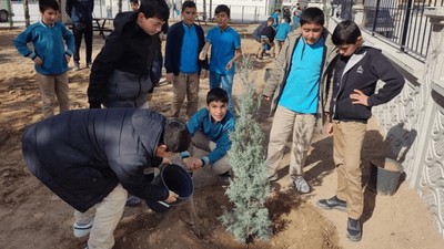 Konya'da Ortaokul Öğrencileri Onlarca Fidan Dikti