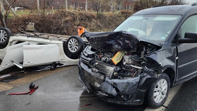 Konya'da Otomobil İle Hafif Ticari Araç Çarpıştı, Yaralılar Var