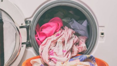 30 Yıllık Kuru Temizlemeci Sırrını Verdi: Böyle Yapınca Çamaşır Makinesinden Kıyafetleriniz Hazır Ütülenmiş Gibi Çıkacak