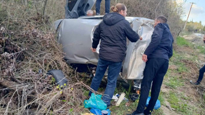 Sürücü Direksiyon Hakimiyetini Kaybetti, Araç Ağaca Saplandı