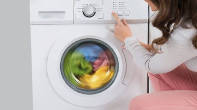 Servis Ustası İtiraf Etti: Bu Eşya Çamaşır Makinesini Mahvediyor! Tek Yıkamada Motoru Yakıyor