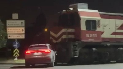 Hemzemin Geçitte Kaza! Otomobil ile Tren Çarpıştı