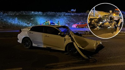 Van'da Can Pazarı: Otomobil Tabela Direğine Çarptı, 3 Ölü