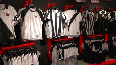 Beşiktaş’ın Lisanslı Ürününde Ortaya Çıktı! Yasak Geldi: Mağazalardan Apar Topar Toplatılıyor