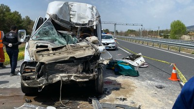 Denizli'de Minibüs Tıra Çarptı, 1 Ölü