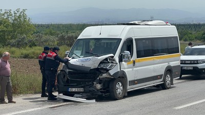Manisa'da Aynı Okulun Servisleri Birbirine Girdi