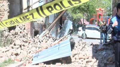 6.2'lik Depremin Ardından Fatih'te Korkutan Anlar: 3 Katlı Bina Yıkıldı