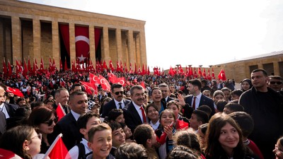 Çocuklar 23 Nisan'da Ata'sına Koştu