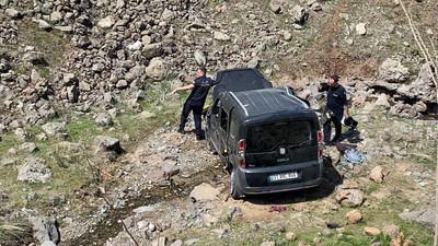 Hafif Ticari Araç Şarampole Yuvarlandı, 1’i Ağır, 4 Yaralı