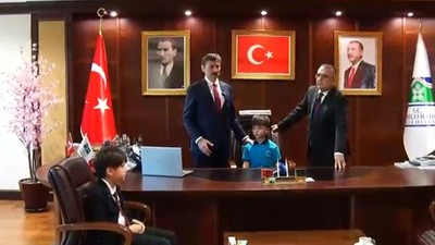 Kaymakam ve Belediye Başkanı Tören Sırasında Depreme Yakalandı, O Anlar Kamerada