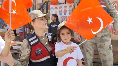 Siirt’te Jandarmadan Köy Okulu Öğrencilerine 23 Nisan Jesti