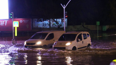 Adana'yı Sağanak Vurdu, Caddeler Göle Döndü