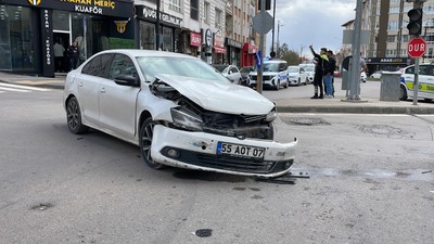 Kavşakta Çarpıştılar: 1 Kişi Yaralandı
