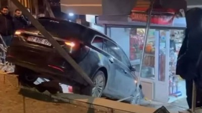 Kaza Yapan Otomobil Markete Daldı