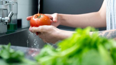 Meyve ve Sebzeleri Böyle Yıkayınca  Pestisitin Adı Bile Kalmıyor: Yıkama Suyuna 1 Kaşık Atmak Yeter