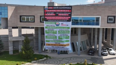 Gölbaşı Belediyesi Mali Tablosunu Binasına Astı