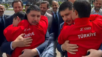 Fuara Damga Vuran Anlar! Cumhurbaşkanlığı Özel Kalem Müdürü Büyükelçi Hasan Doğan’a Büyük İlgi: Boynuna Sarılıp Böyle Öptü