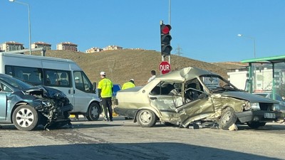 Elazığ'da 3 Araç Birbirine Girdi; 1 Ölü