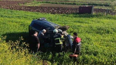 Otomobil Aydınlatma Direğine Çarpıp Takla Attı: 2 Yaralı
