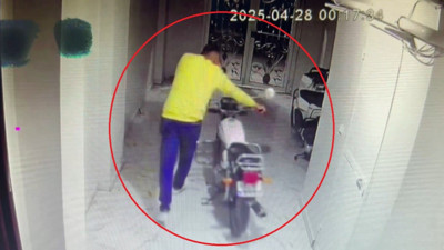 Reyhanlı’da Motosiklet Hırsızlığı Kamerada: Şüpheli Mont Çalıp Kayboldu