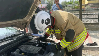 Kaputta Sıkışan Kediyi İtfaiye Ekipleri Kurtardı