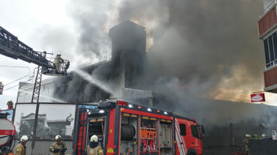 Sancaktepe'de İş Merkezindeki Yangın 3 Saatte Kontrol Altına Alındı: Bir İtfaiye Eri Yaralandı