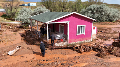Ankara'dan Sonra Bir İlde Daha Sel Felaketi! Tren Seferleri Durdu, Evler Göle Döndü... Nehirlerden Çamur Aktı