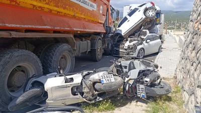 Mersin'de Kamyon Faciası! Önüne Kattığını Ezdi Geçti, Geriye Hurdalık Kaldı
