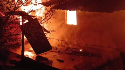 İki Katlı Ev Alev Topuna Döndü