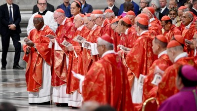 Tüm Dünya Yeni Papa'nın Seçilmesini Bekliyor: Vatikan'da Yine Siyah Duman