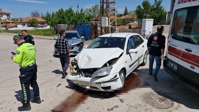 İki Otomobil Çarpıştı; 8 Kişi Yaralandı