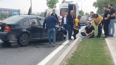 Bariyerlere Çarpan Otomobil Sürücüsü Yaralandı