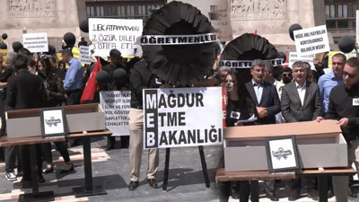 Atanamayan Öğretmenlerden 'Tabutlu' Protesto: Eğitim Sisteminin Cenaze Namazını Kıldılar