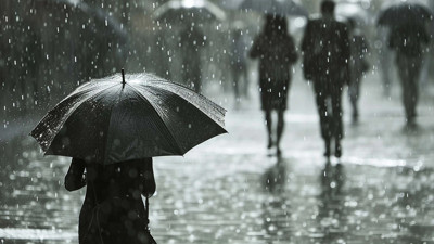 Yaz Gelmeden Geri Döndü: Sağanak Yağış ve Fırtına Geliyor! Sıcaklık Dibe Vuracak