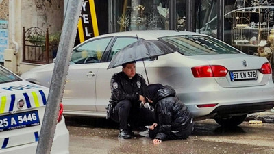 Erzurum'da Polis, Yaralanan Gencin Başında 'Islanmasın' Diye Şemsiyeyle Bekledi
