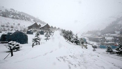 Mayıs Ayında Kar Sürprizi: Erzurum Beyaza Büründü, Araçlar Yolda Mahsur Kaldı