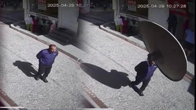 Sokakta Yürürken Üzerine Dev Anten Düştü! Yürekler Ağza Geldi