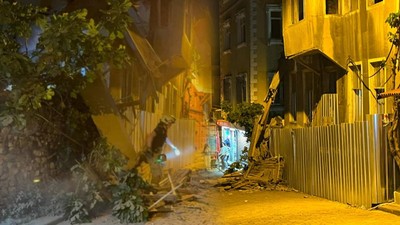 6.2'lik Depremde Hasar Almış! İstanbul'da 2 Katlı Bina Çöktü: Çok Sayıda Ekip Sevk Edildi